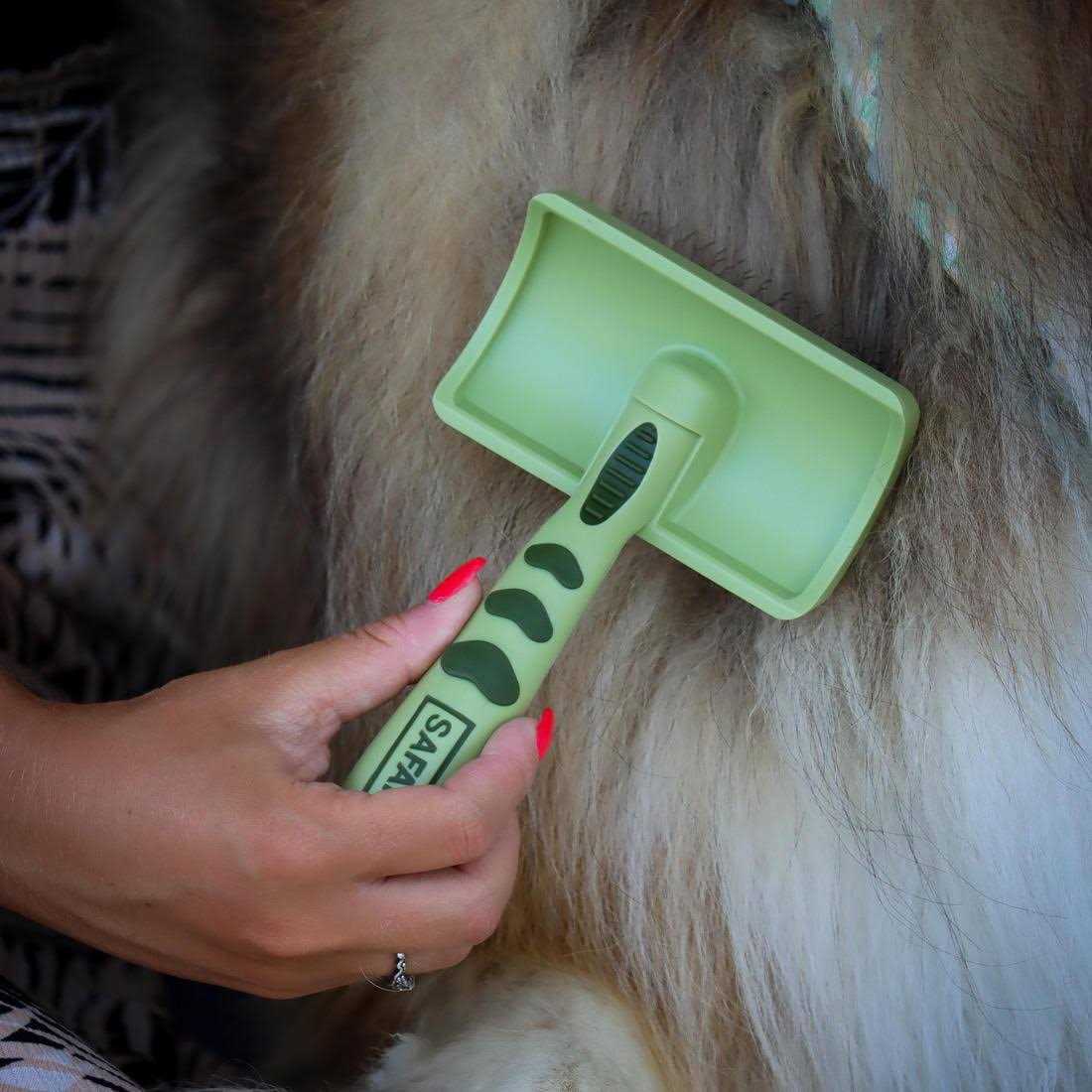 Curved Firm Slicker Brush with Coated Tips T793834